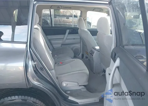 2010 Toyota Highlander Base V6 z USA, uszkodzony, nr VIN 5TDBK3EH2AS017271